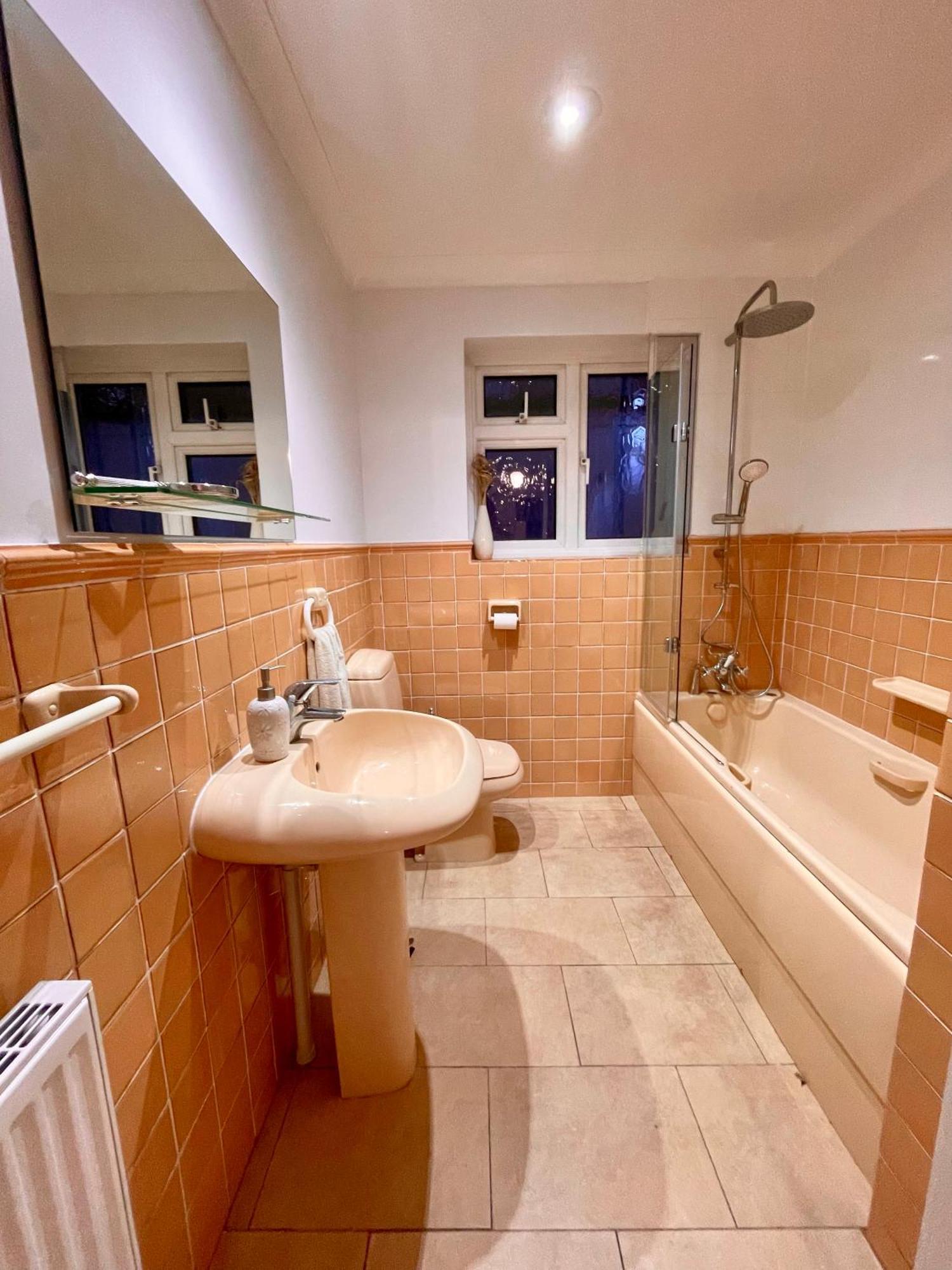 Charming Bournemouth House With Beautiful Spacious Gardens, 5 Min Drive To Beaches, Free Parking For 2-3 Cars المظهر الخارجي الصورة
