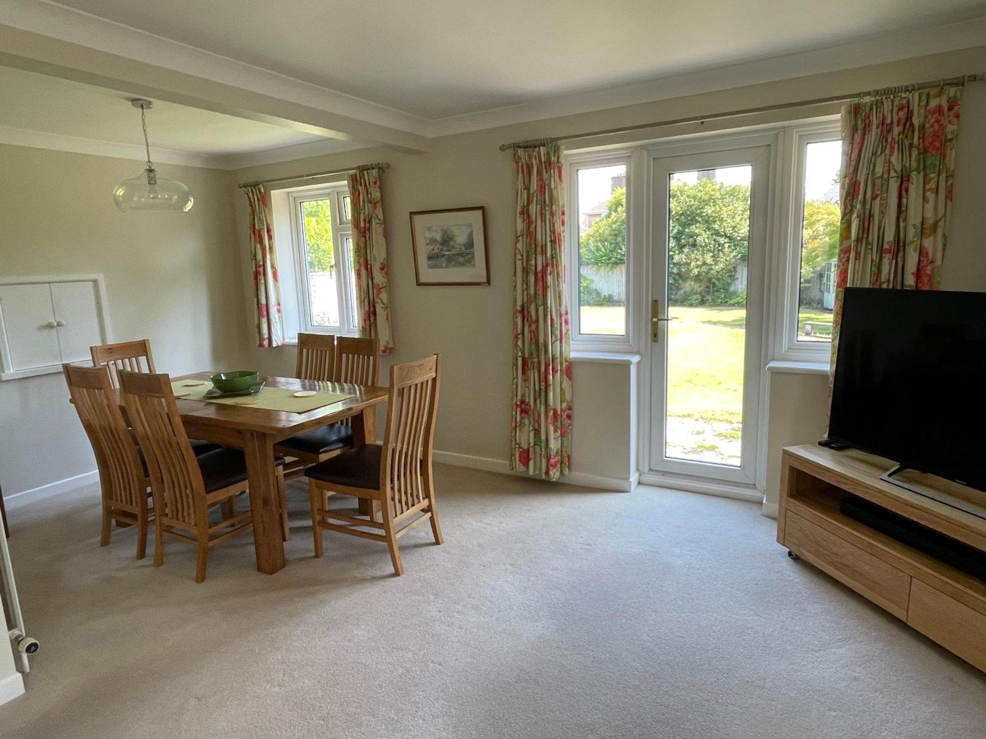 Charming Bournemouth House With Beautiful Spacious Gardens, 5 Min Drive To Beaches, Free Parking For 2-3 Cars المظهر الخارجي الصورة