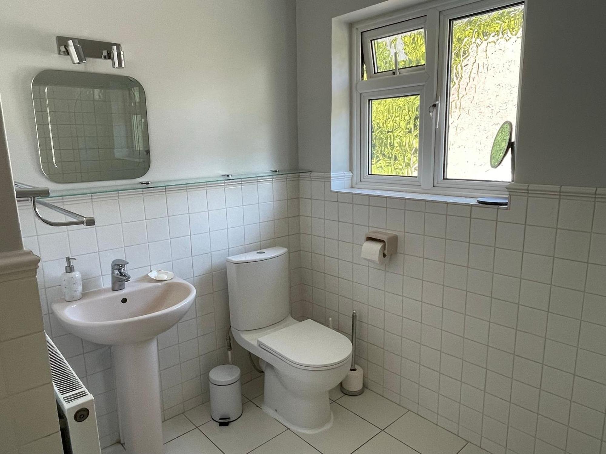 Charming Bournemouth House With Beautiful Spacious Gardens, 5 Min Drive To Beaches, Free Parking For 2-3 Cars المظهر الخارجي الصورة